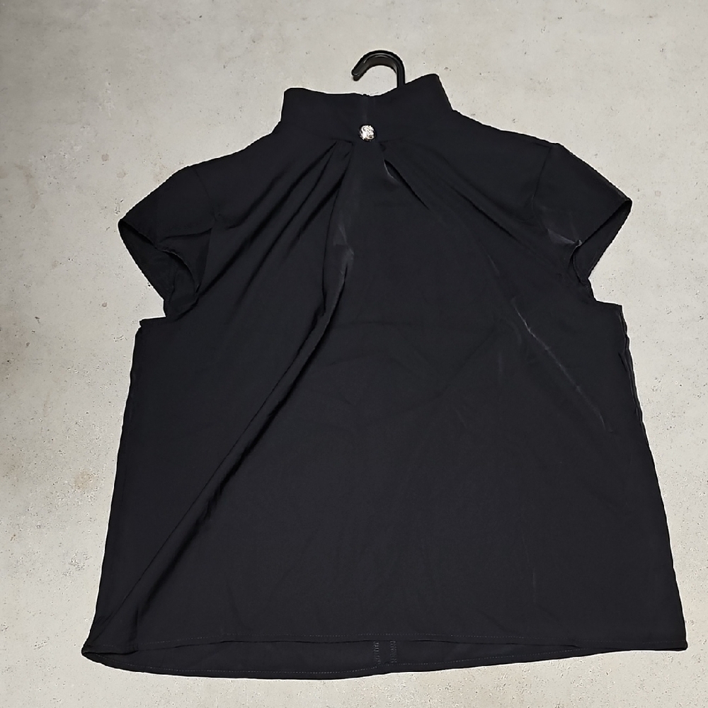 Black Short-Sleeve Mock Neck Top with Back Keyhole New In Bag #41